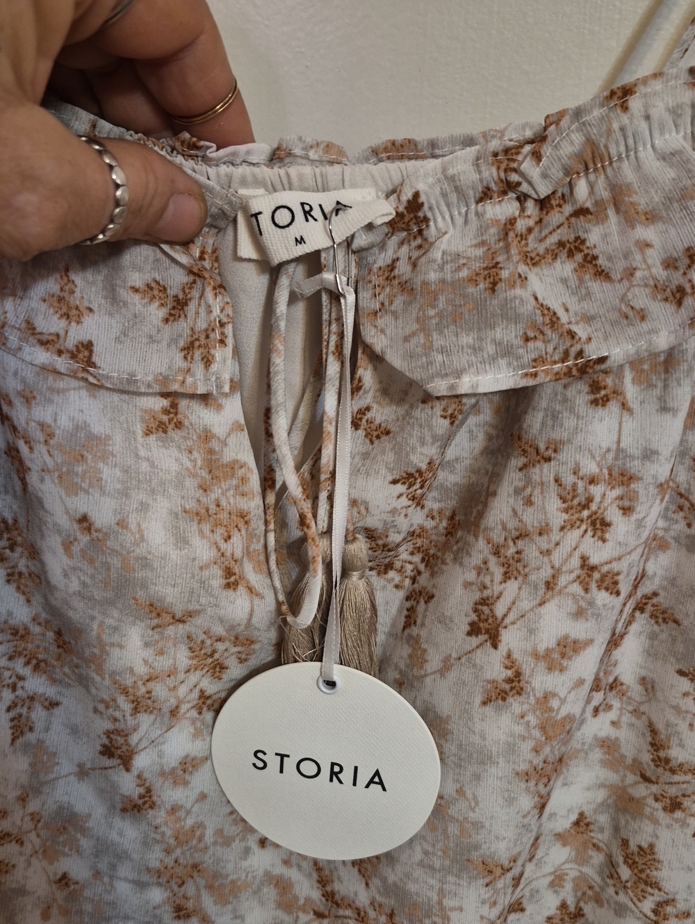 Storia Women's Cream Floral Tie-Waist Shorts